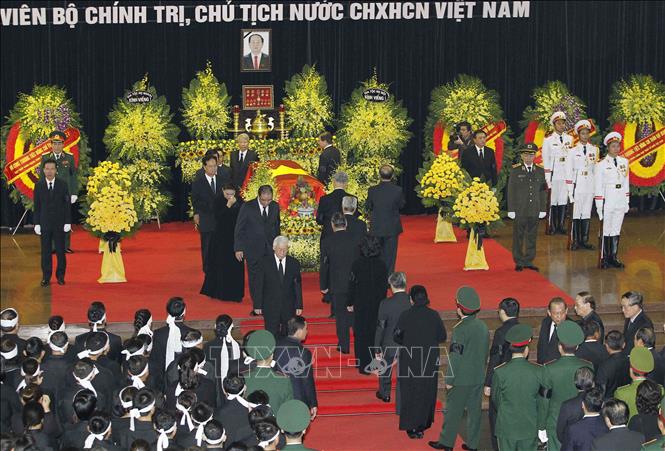 Trong ảnh: Các đồng chí lãnh đạo, nguyên lãnh đạo Đảng, Nhà nước và đại biểu đi vòng quanh linh cữu lần cuối, vĩnh biệt Chủ tịch nước Trần Đại Quang. Ảnh: TTXVN