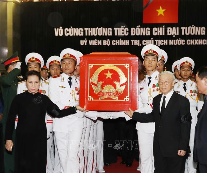 Trong ảnh: Tổng Bí thư Nguyễn Phú Trọng, Chủ tịch Quốc hội Nguyễn Thị Kim Ngân đưa linh cữu Chủ tịch nước Trần Đại Quang ra xe tang. Ảnh: Trí Dũng - TTXVN 