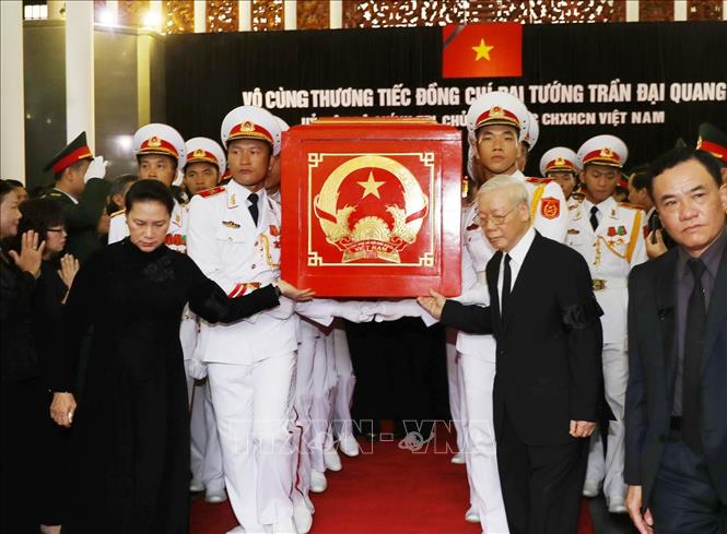 Trong ảnh: Tổng Bí thư Nguyễn Phú Trọng, Chủ tịch Quốc hội Nguyễn Thị Kim Ngân đưa linh cữu Chủ tịch nước Trần Đại Quang ra xe tang. Ảnh: Trí Dũng - TTXVN 