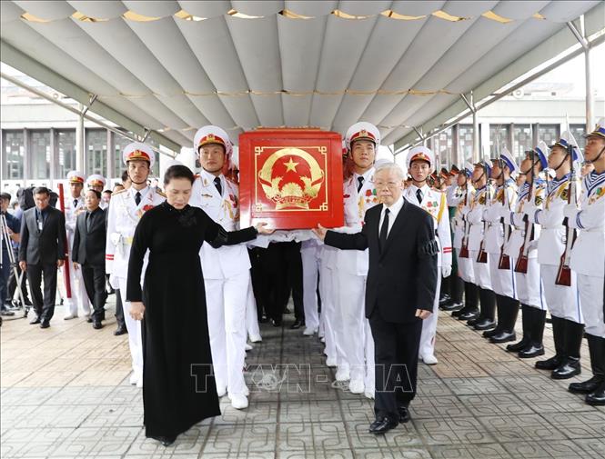 Trong ảnh: Tổng Bí thư Nguyễn Phú Trọng, Chủ tịch Quốc hội Nguyễn Thị Kim Ngân đưa linh cữu Chủ tịch nước Trần Đại Quang ra xe tang. Ảnh: Trí Dũng - TTXVN 