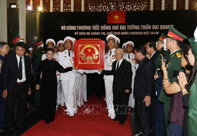 Trong ảnh: Tổng Bí thư Nguyễn Phú Trọng, Chủ tịch Quốc hội Nguyễn Thị Kim Ngân đưa linh cữu Chủ tịch nước Trần Đại Quang ra xe tang. Ảnh: Trí Dũng - TTXVN 