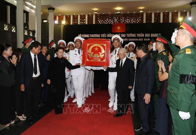 Trong ảnh: Tổng Bí thư Nguyễn Phú Trọng, Chủ tịch Quốc hội Nguyễn Thị Kim Ngân đưa linh cữu Chủ tịch nước Trần Đại Quang ra xe tang. Ảnh: Trí Dũng - TTXVN 
