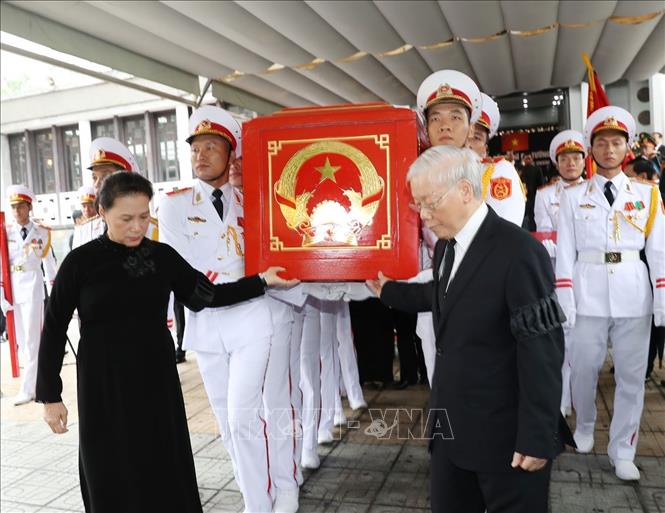 Trong ảnh: Tổng Bí thư Nguyễn Phú Trọng, Chủ tịch Quốc hội Nguyễn Thị Kim Ngân đưa linh cữu Chủ tịch nước Trần Đại Quang ra xe tang. Ảnh: Trí Dũng - TTXVN 