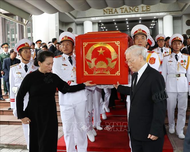Trong ảnh: Tổng Bí thư Nguyễn Phú Trọng, Chủ tịch Quốc hội Nguyễn Thị Kim Ngân đưa linh cữu Chủ tịch nước Trần Đại Quang ra xe tang. Ảnh: Trí Dũng - TTXVN 