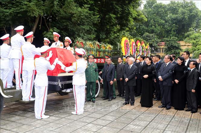 Trong ảnh: Tổng Bí thư Nguyễn Phú Trọng, Chủ tịch Quốc hội Nguyễn Thị Kim Ngân cùng các đồng chí lãnh đạo, nguyên lãnh đạo Đảng, Nhà nước bên xe tang chở linh cữu Chủ tịch nước Trần Đại Quang. Ảnh: Trọng Đức - TTXVN