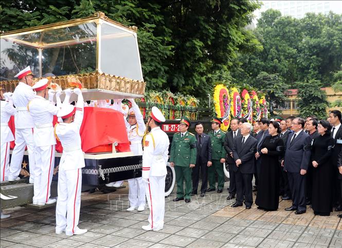 Trong ảnh: Tổng Bí thư Nguyễn Phú Trọng, Chủ tịch Quốc hội Nguyễn Thị Kim Ngân cùng các đồng chí lãnh đạo, nguyên lãnh đạo Đảng, Nhà nước bên xe tang chở linh cữu Chủ tịch nước Trần Đại Quang. Ảnh: Trọng Đức - TTXVN