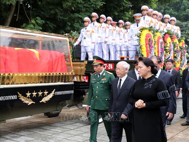 Trong ảnh: Tổng Bí thư Nguyễn Phú Trọng, Chủ tịch Quốc hội Nguyễn Thị Kim Ngân bên xe tang chở linh cữu Chủ tịch nước Trần Đại Quang. Ảnh: Trọng Đức - TTXVN