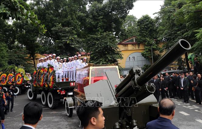Trong ảnh: Đoàn xe tang rời Nhà tang lễ quốc gia, số 5 Trần Thánh Tông, đưa linh cữu Chủ tịch nước Trần Đại Quang về quê nhà an táng. Ảnh: Trọng Đức - TTXVN