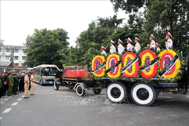 Trong ảnh: Đoàn xe tang rời Nhà tang lễ quốc gia, số 5 Trần Thánh Tông, đưa linh cữu Chủ tịch nước Trần Đại Quang về quê nhà an táng. Ảnh: Trọng Đức - TTXVN