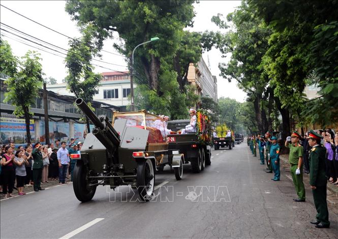 Trong ảnh: Đoàn xe tang rời Nhà tang lễ quốc gia, số 5 Trần Thánh Tông, bắt đầu hành trình đưa linh cữu Chủ tịch nước Trần Đại Quang về quê nhà an táng. Ảnh: Trọng Đức - TTXVN