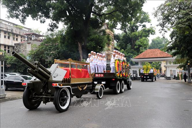 Trong ảnh: Đoàn xe tang rời Nhà tang lễ quốc gia, số 5 Trần Thánh Tông, bắt đầu hành trình đưa linh cữu Chủ tịch nước Trần Đại Quang về quê nhà an táng. Ảnh: Trọng Đức - TTXVN