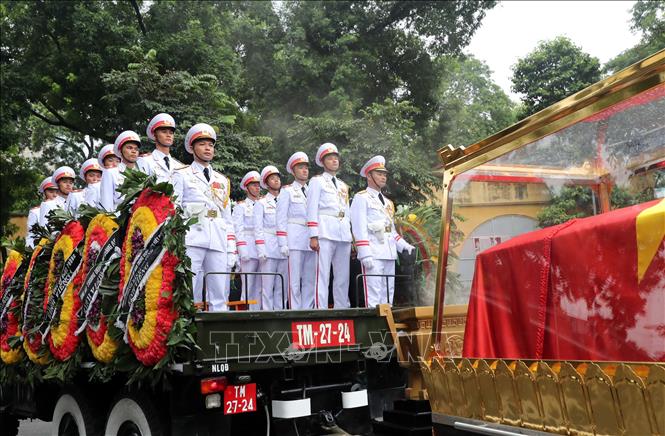 Trong ảnh: Đội nghi lễ theo đoàn xe tang rời Nhà tang lễ quốc gia, số 5 Trần Thánh Tông, bắt đầu hành trình đưa linh cữu Chủ tịch nước Trần Đại Quang về quê nhà an táng. Ảnh: Trọng Đức - TTXVN