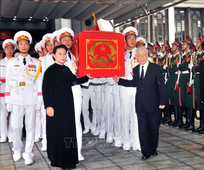 Trong ảnh: Tổng Bí thư Nguyễn Phú Trọng, Chủ tịch Quốc hội Nguyễn Thị Kim Ngân tiễn đưa linh cữu Chủ tịch nước Trần Đại Quang. Ảnh Nguyễn Khang - TTXVN