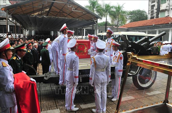 Trong ảnh: Đội tiêu binh đưa linh cữu Chủ tịch nước Trần Đại Quang lên xe tang. Ảnh Nguyễn Khang - TTXVN