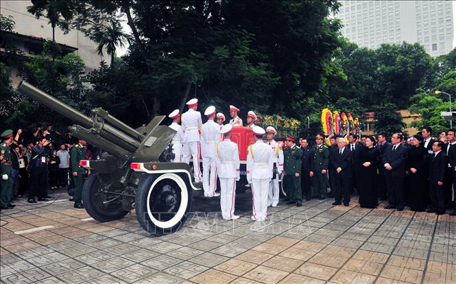 Trong ảnh: Tổng Bí thư Nguyễn Phú Trọng, Chủ tịch Quốc hội Nguyễn Thị Kim Ngân cùng các đồng chí lãnh đạo, nguyên lãnh đạo Đảng, Nhà nước đưa linh cữu Chủ tịch nước Trần Đại Quang ra xe tang. Ảnh Nguyễn Khang - TTXVN