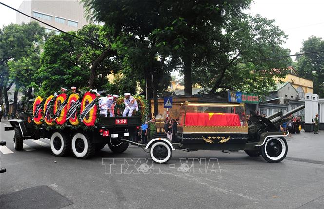 Trong ảnh: Đoàn xe tang rời Nhà tang lễ quốc gia, số 5 Trần Thánh Tông (Hà Nội), đưa linh cữu Chủ tịch nước Trần Đại Quang về an táng tại quê nhà Ninh Bình. Ảnh: Nguyễn Khang - TTXVN