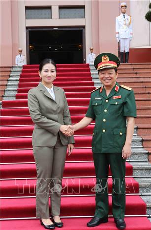 Trong ảnh: Trung tướng Lê Hiền Vân và Quốc vụ khanh Bộ Quốc phòng Campuchia Dam Dariny chụp ảnh chung. Ảnh: Dương Giang - TTXVN