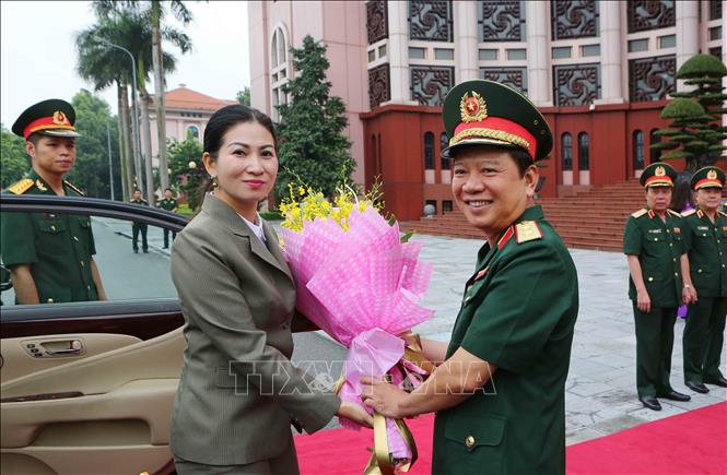 Trong ảnh: Trung tướng Lê Hiền Vân đón và tặng hoa cho bà Dam Dariny, Quốc vụ khanh Bộ Quốc phòng Campuchia. Ảnh: Dương Giang - TTXVN
