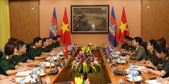 Trong ảnh: Trung tướng Lê Hiền Vân hội đàm với Quốc vụ khanh Bộ Quốc phòng Campuchia Dam Dariny. Ảnh: Dương Giang - TTXVN