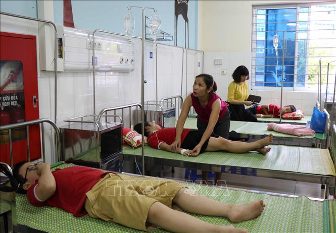 Trong ảnh: Các em học sinh trường Tiểu học Ninh Xá cấp cứu tại Bệnh viện Sản nhi tỉnh Bắc Ninh. Ảnh: Diệp Trương - TTXVN