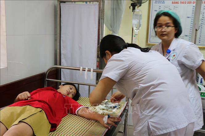 Trong ảnh: Các bác sĩ Bệnh viện Đa khoa tỉnh Bắc Ninh sơ cấp cứu ban đầu cho các bệnh nhân. Ảnh: Diệp Trương - TTXVN