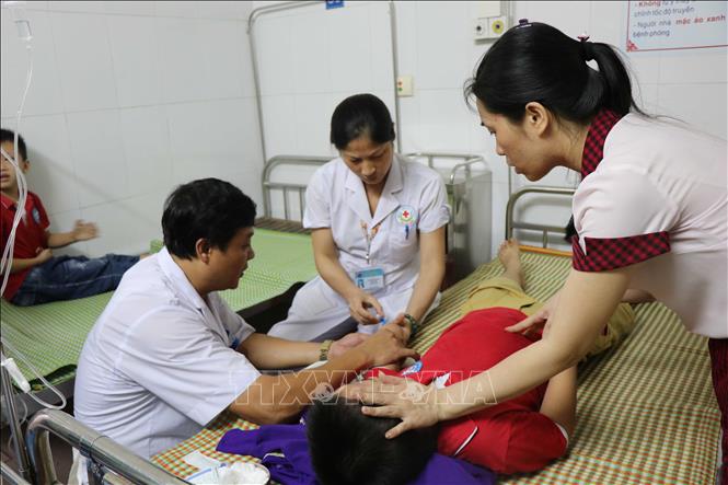 Trong ảnh: Các bác sĩ Bệnh viện Đa khoa tỉnh Bắc Ninh sơ cấp cứu ban đầu cho bệnh nhân. Ảnh: Diệp Trương - TTXVN