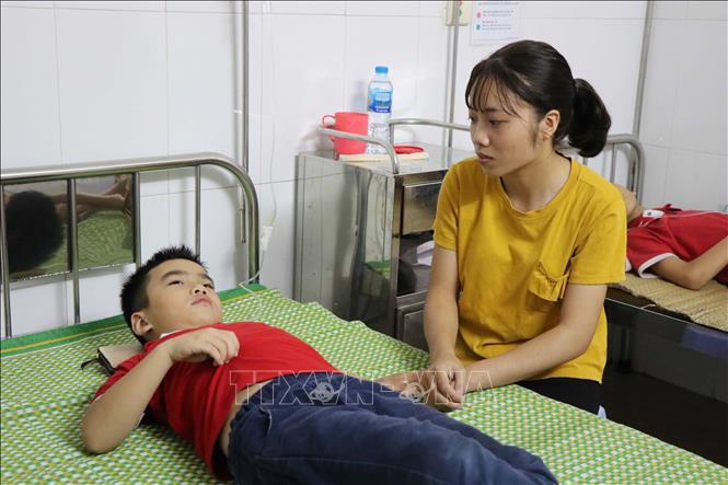 Trong ảnh: Các em học sinh trường Tiểu học Ninh Xá cấp cứu tại Bệnh viện Sản nhi tỉnh Bắc Ninh. Ảnh: Diệp Trương - TTXVN