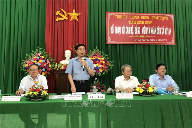 Trong ảnh: Chủ tịch UBND tỉnh Bình Định Hồ Quốc Dũng giải đáp những bức xúc của người dân xã Mỹ An, huyện Phù Mỹ. Ảnh: Nguyên Linh-TTXVN