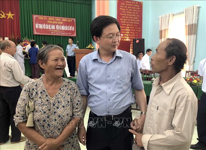 Trong ảnh: Chủ tịch UBND tỉnh Bình Định Hồ Quốc Dũng lắng nghe ý kiến của người dân xã Mỹ An, huyện Phù Mỹ. Ảnh: Nguyên Linh-TTXVN