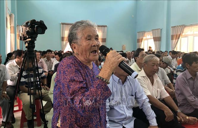 Trong ảnh: Cụ Nguyễn Thị Xuân nêu kiến nghị với Chủ tịch UBND tỉnh Bình Định. Ảnh: Nguyên Linh-TTXVN