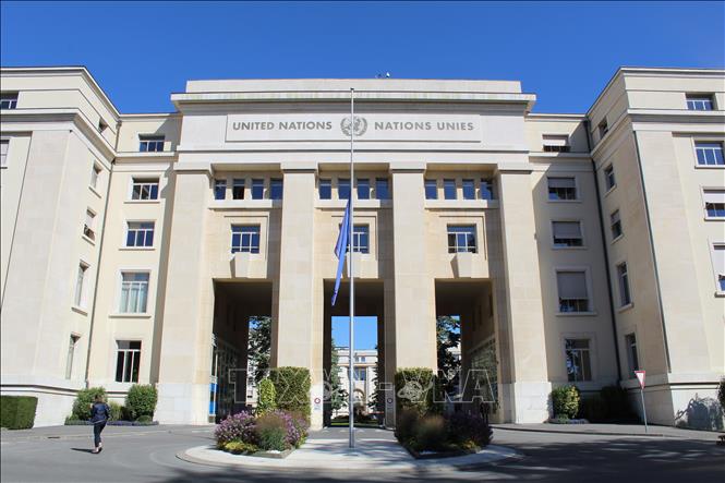 Trong ảnh : Trụ sở LHQ tại Geneva treo cờ rủ tưởng niệm Chủ tịch nước Trần Đại Quang ngày 27/9. Ảnh: Hoàng Hoa-TTXVN