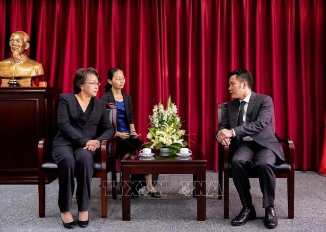 Trong ảnh: Phó Thị trưởng Thành phố Thượng Hải Ông Thiết Huệ viếng Chủ tịch nước Trần Đại Quang và chia buồn cùng Tổng Lãnh sự quán. Ảnh: TTXVN phát