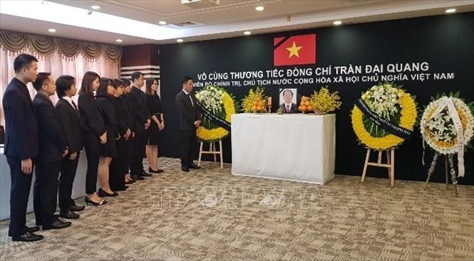 Trong ảnh: Lễ viếng Chủ tịch nước Trần Đại Quang tại Tổng Lãnh sự quán Việt Nam tại Thượng Hải (Trung Quốc). Ảnh: TTXVN phát
