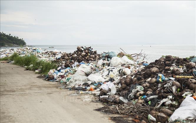 Trong ảnh: Rác thải được thu gom tại ấp Bãi Bấc trên đảo Hòn Sơn. Ảnh: Hồng Đạt - TTXVN
