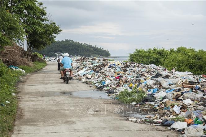 Trong ảnh: Rác thải được thu gom tại ấp Bãi Bấc trên đảo Hòn Sơn. Ảnh: Hồng Đạt - TTXVN
