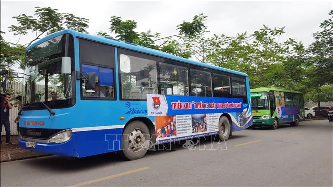 Trong ảnh: Xe buýt tham gia chương trình “Tuyến xe ngày 26 - Xe buýt màu xanh”. Ảnh: Kim Anh - TTXVN