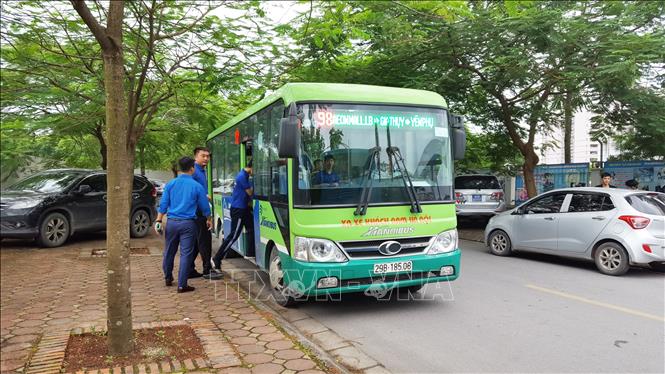 Trong ảnh: Đoàn viên, thanh niên Thủ đô tham gia chương trình “Tuyến xe ngày 26 - Xe buýt màu xanh”. Ảnh: Kim Anh - TTXVN