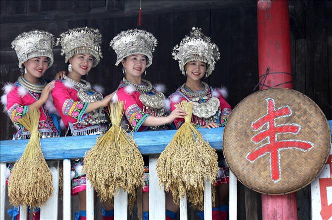 Lễ hội mùa màng với nhiều tiết mục văn hóa, nghệ thuật đặc sắc, mô phỏng hoạt động sản xuất, gieo trồng, chăn nuôi của người nông dân lần đầu tiên diễn ra trên khắp các vùng miền của Trung Quốc ngày 23/9/2018. Trong ảnh: Thiếu nữ dân tộc Miêu tại Lễ hội mùa màng ở huyện tự trị dân tộc Miêu Dung Thủy, Khu tự trị Choang Quảng Tây, Trung Quốc ngày 22/9/2018. Ảnh: THX/ TTXVN