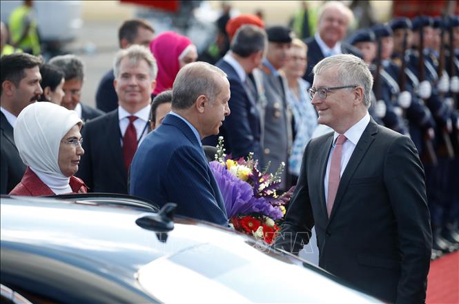 Ngày 27/9/2018, Tổng thống Thổ Nhĩ Kỳ Tayyip Erdogan đã tới Đức trong chuyến thăm chính thức nhằm xây dựng lại mối quan hệ giữa hai nước vốn rơi vào sóng gió trong vài năm qua. Đây cũng là chuyến thăm cấp nhà nước tới Đức đầu tiên của ông Erdogan trên cương vị Tổng thống Thổ Nhĩ Kỳ từ năm 2014. Trong ảnh: Một quan chức Đức đón Tổng thống Thổ Nhĩ Kỳ Recep Tayyip Erdogan (giữa) và phu nhân tại sân bay Tegel, Đức ngày 27/9/2018. Ảnh: AFP/ TTXVN