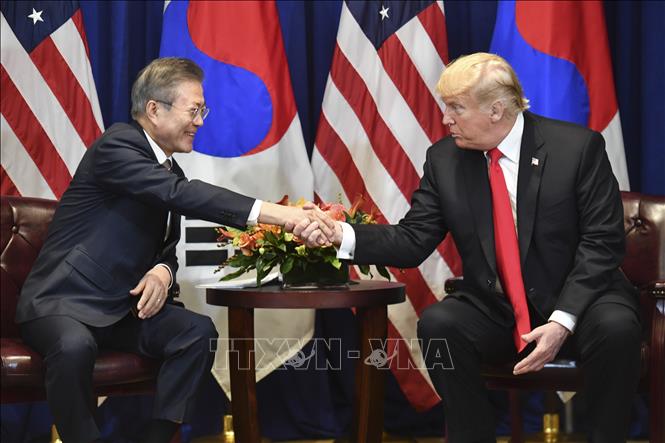 Ngày 24/9/2018, tại cuộc gặp song phương diễn ra bên lề Khóa họp 73 Đại hội đồng Liên hợp quốc ở New York (Mỹ), Tổng thống Hàn Quốc Moon Jae-in (trái) và người đồng cấp Mỹ Donald Trump nhất trí tiếp tục liên lạc chặt chẽ về các biện pháp đối với Triều Tiên. Hai nước cũng nhất trí về tầm quan trọng của việc cho Bình Nhưỡng thấy một tương lai tươi sáng sau khi hoàn tất phi hạt nhân hóa. Ảnh: AFP/ TTXVN 