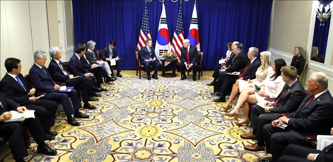 Ngày 24/9/2018, tại cuộc gặp song phương diễn ra bên lề Khóa họp 73 Đại hội đồng Liên hợp quốc ở New York (Mỹ), Tổng thống Hàn Quốc Moon Jae-in (giữa, trái) và người đồng cấp Mỹ Donald Trump (giữa, phải) nhất trí tiếp tục liên lạc chặt chẽ về các biện pháp đối với Triều Tiên. Hai nước cũng nhất trí về tầm quan trọng của việc cho Bình Nhưỡng thấy một tương lai tươi sáng sau khi hoàn tất phi hạt nhân hóa. Ảnh: Yonhap/ TTXVN 