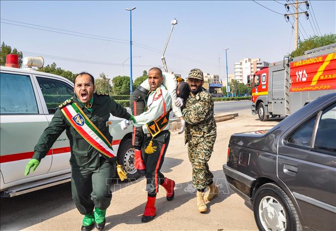 Ngày 22/9/2018, ít nhất 29 người đã thiệt mạng và 57 người bị thương trong một vụ xả súng nhằm vào cuộc diễu binh ở thành phố Ahvaz, phủ thủ tỉnh Khuzestan, miền Tây Nam nước này. Trong số những người thiệt mạng có 12 thành viên của Lực lượng Vệ binh Cách mạng Hồi giáo Iran (IRGC). Trong ảnh: Binh sĩ chuyển nạn nhân bị thương trong vụ tấn công nhằm vào lễ diễu binh tại Ahvaz, Iran ngày 22/9/2018. Ảnh: AFP/ TTXVN