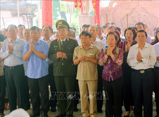 Bà Nguyễn Thị Doan, nguyên Phó chủ tịch nước CHXHCN Việt Nam và các đại biểu về dâng hương khai hội đền Trần Thương năm 2018. Ảnh Đại Nghĩa- TTXVN