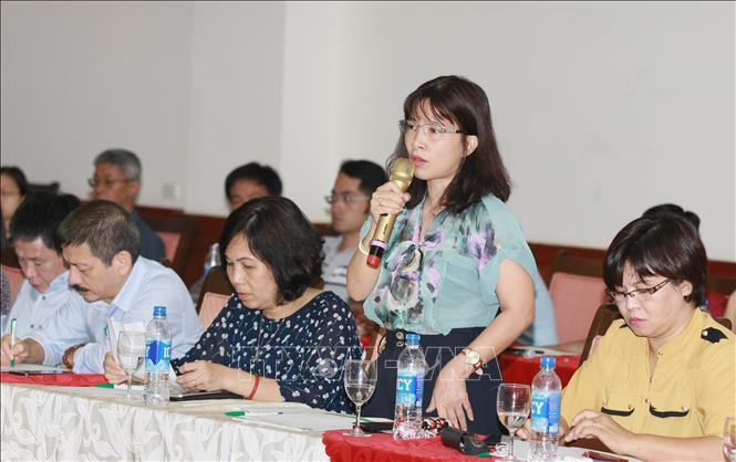 Đồng chí Lê Thị Thanh Huyền, Trưởng Ban biên tập tin Kinh tế chia sẻ về mảng thông tin kinh tế, sự phối hợp giữa Ban biên tập tin Kinh tế với Cơ quan thường trú Thông Tấn xã Việt Nam tại các tỉnh. Ảnh: TTXVN
