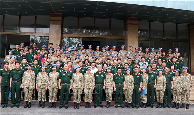 Trong ảnh: Thượng tướng Nguyễn Chí Vịnh chụp ảnh cùng toàn thể cán bộ, chiến sỹ Bệnh viện dã chiến 2.1 sau lễ giao nhiệm vụ của Bộ Quốc phòng cho Bệnh viện dã chiến diễn ra sáng 29/9, tại Thành phố Hồ Chí Minh. Ảnh: Xuân Khu-TTXVN
