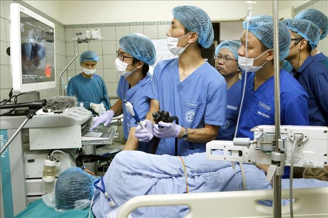 Trong ảnh: Các chuyên gia Nhật Bản chuyển giao kỹ thuật cao, tiến bộ y học cho các giáo sư, bác sĩ Trung tâm Tiêu hóa – Bệnh viện Bạch Mai được truyền hình trực tuyến. Ảnh: Dương Ngọc – TTXVN.