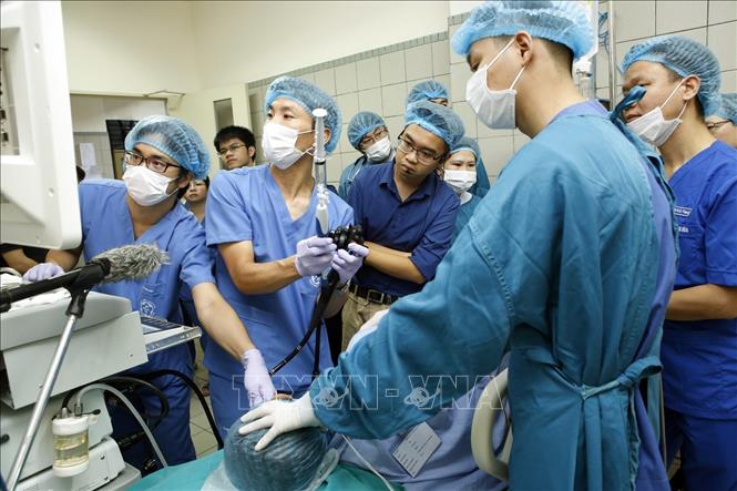 Trong ảnh: Các chuyên gia Nhật Bản chuyển giao kỹ thuật cao, tiến bộ y học cho các giáo sư, bác sĩ Trung tâm Tiêu hóa – Bệnh viện Bạch Mai được truyền hình trực tuyến. Ảnh: Dương Ngọc – TTXVN.
