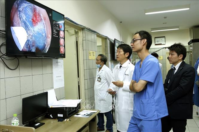 Trong ảnh: Các chuyên gia Nhật Bản chuyển giao kỹ thuật cao, tiến bộ y học cho các giáo sư, bác sĩ Trung tâm Tiêu hóa – Bệnh viện Bạch Mai được truyền hình trực tuyến. Ảnh: Dương Ngọc – TTXVN.