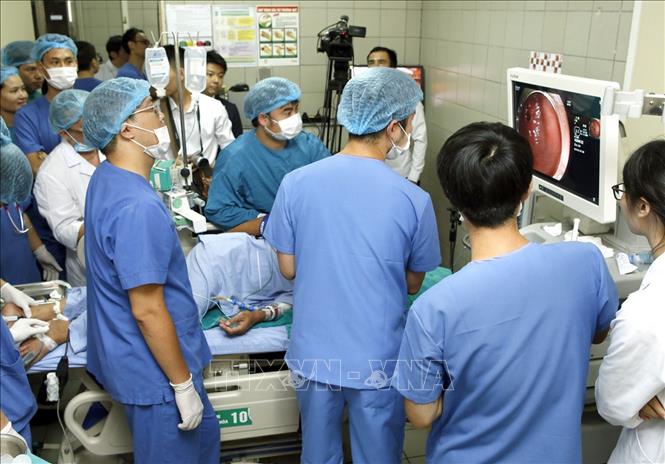 Trong ảnh: Các chuyên gia Nhật Bản chuyển giao kỹ thuật cao, tiến bộ y học cho các giáo sư, bác sĩ Trung tâm Tiêu hóa – Bệnh viện Bạch Mai được truyền hình trực tuyến. Ảnh: Dương Ngọc – TTXVN.