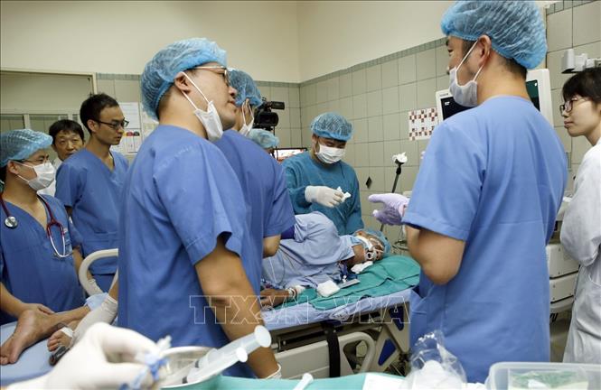 Trong ảnh: Các chuyên gia Nhật Bản chuyển giao kỹ thuật cao, tiến bộ y học cho các giáo sư, bác sĩ Trung tâm Tiêu hóa – Bệnh viện Bạch Mai được truyền hình trực tuyến. Ảnh: Dương Ngọc – TTXVN.